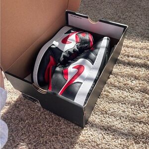 AIR JORDAN 1 MID (red white and black)